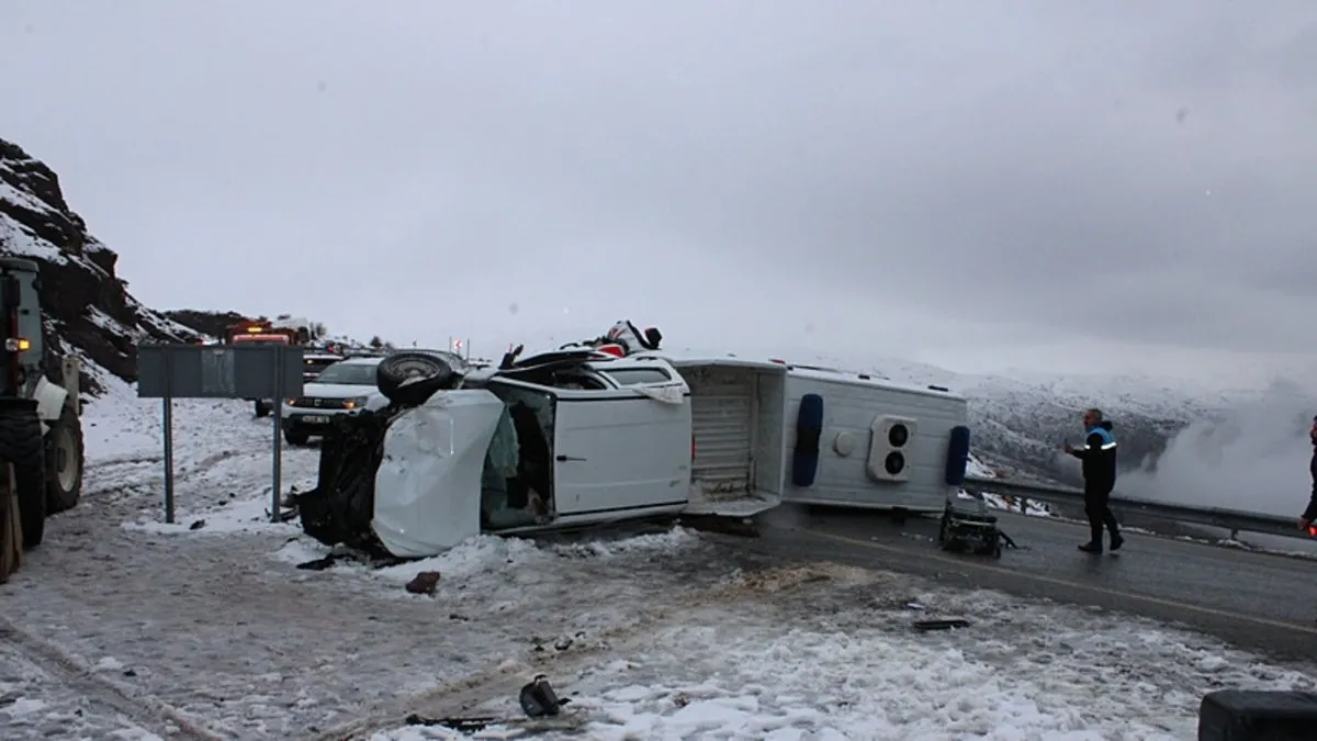 Ambulans ile kamyonet kafa kafaya girdi: 7 yaralı!