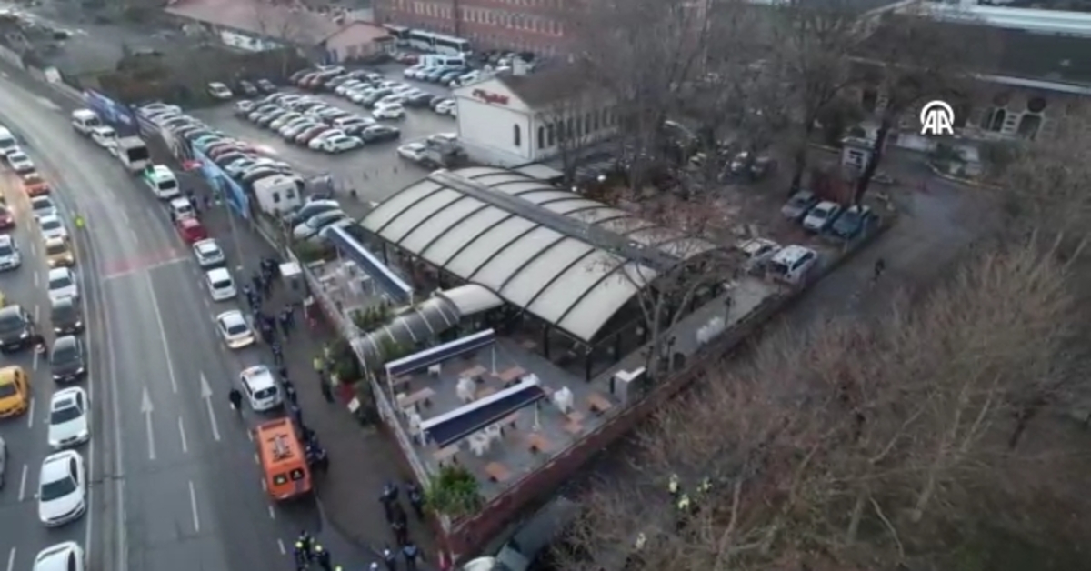 İBB, Sirkeci Garı önündeki kaçak kafeteryayı yıktı