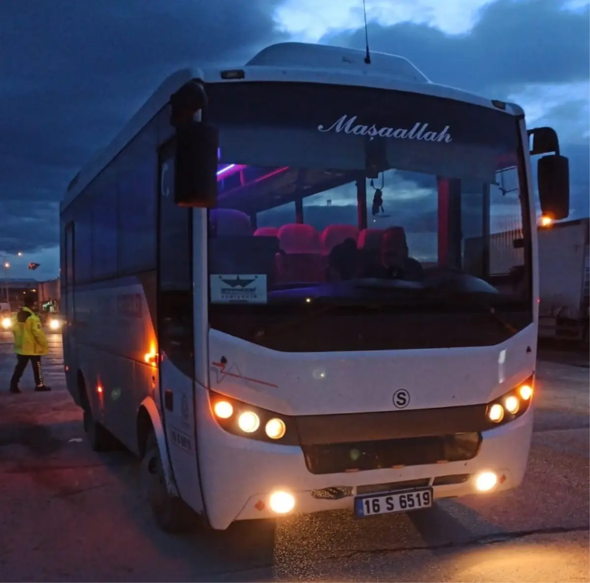 İnegöl’de Servis Midibüsü Yaya Geçidine Çarptı: 1 Ağır Yaralı