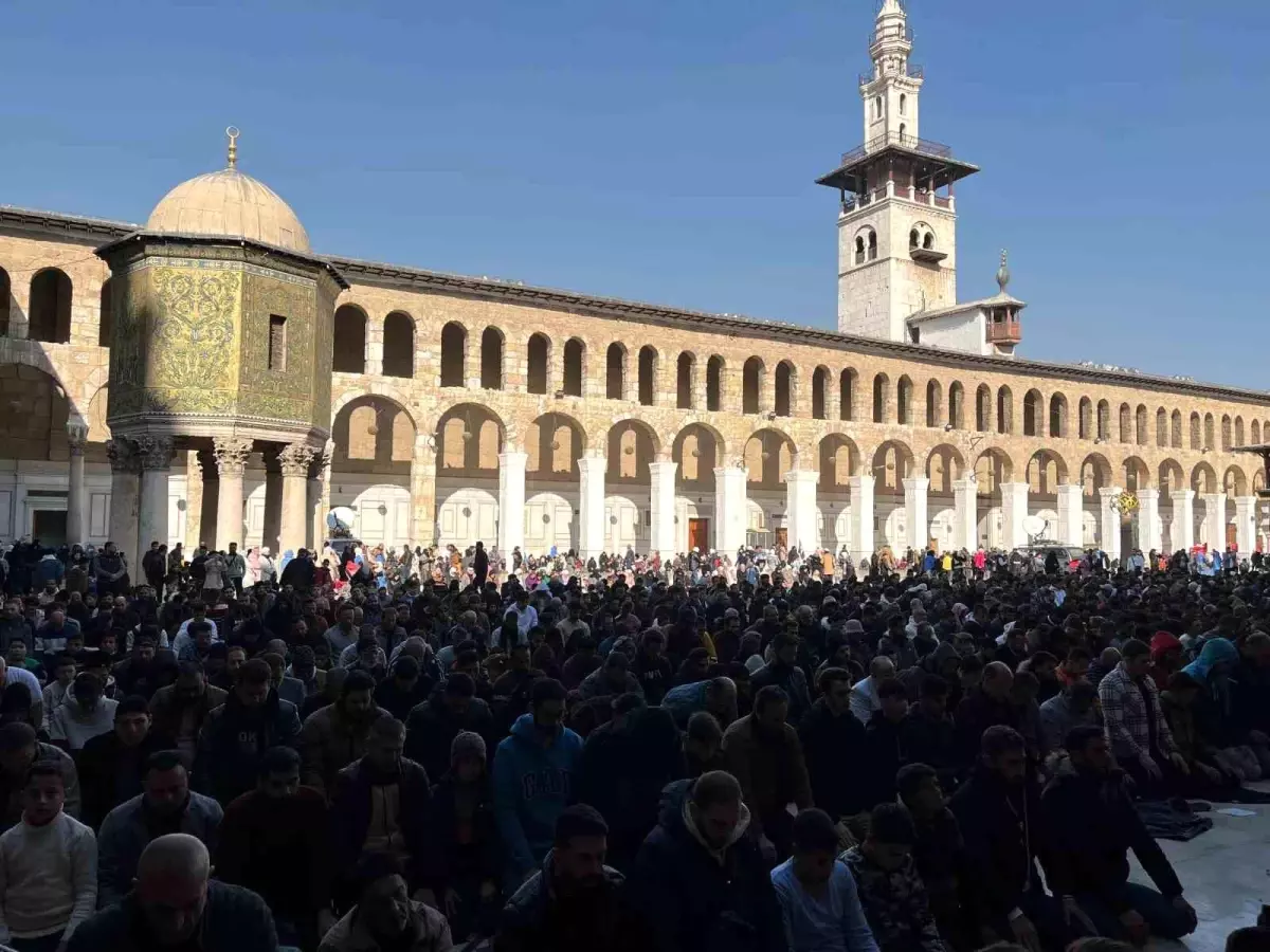 Şam’da Cuma Namazı ve Özgürlük Kutlaması
