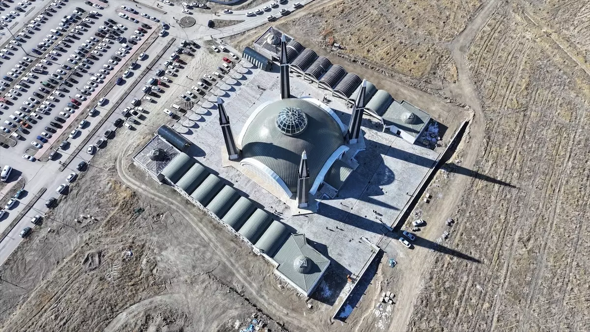 Van’da Tıbbiye Cami İlk Cuma Namazına Açıldı