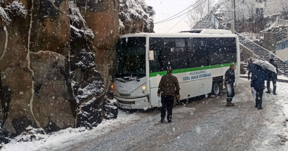 Halk otobüsü duvara çarptı: 4 yaralı