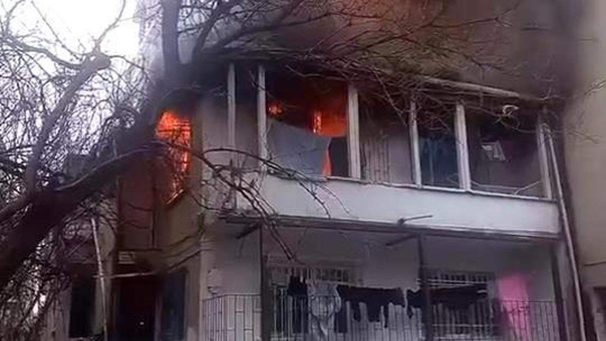 SON DAKİKA… Küçükçekmece’de 2 katlı binada çıkan yangın söndürüldü