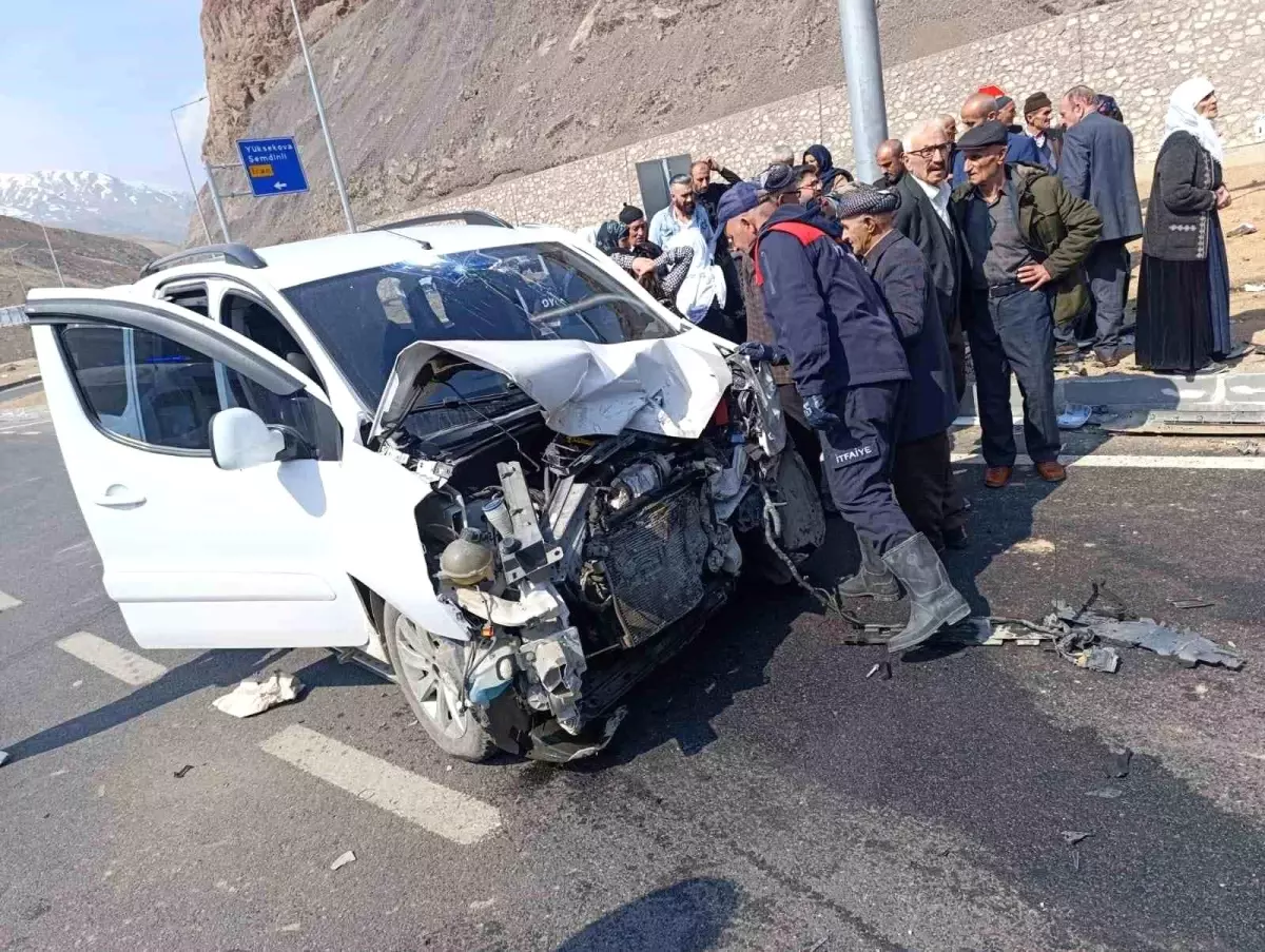 Yüksekova’da Kamyonet Çarpışması: 8 Yaralı