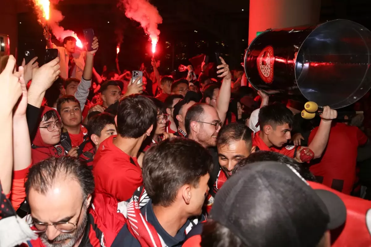 Binlerce taraftar akın etti! Şampiyon Gençlerbirliği, Ankara’da coşkuyla karşılandı